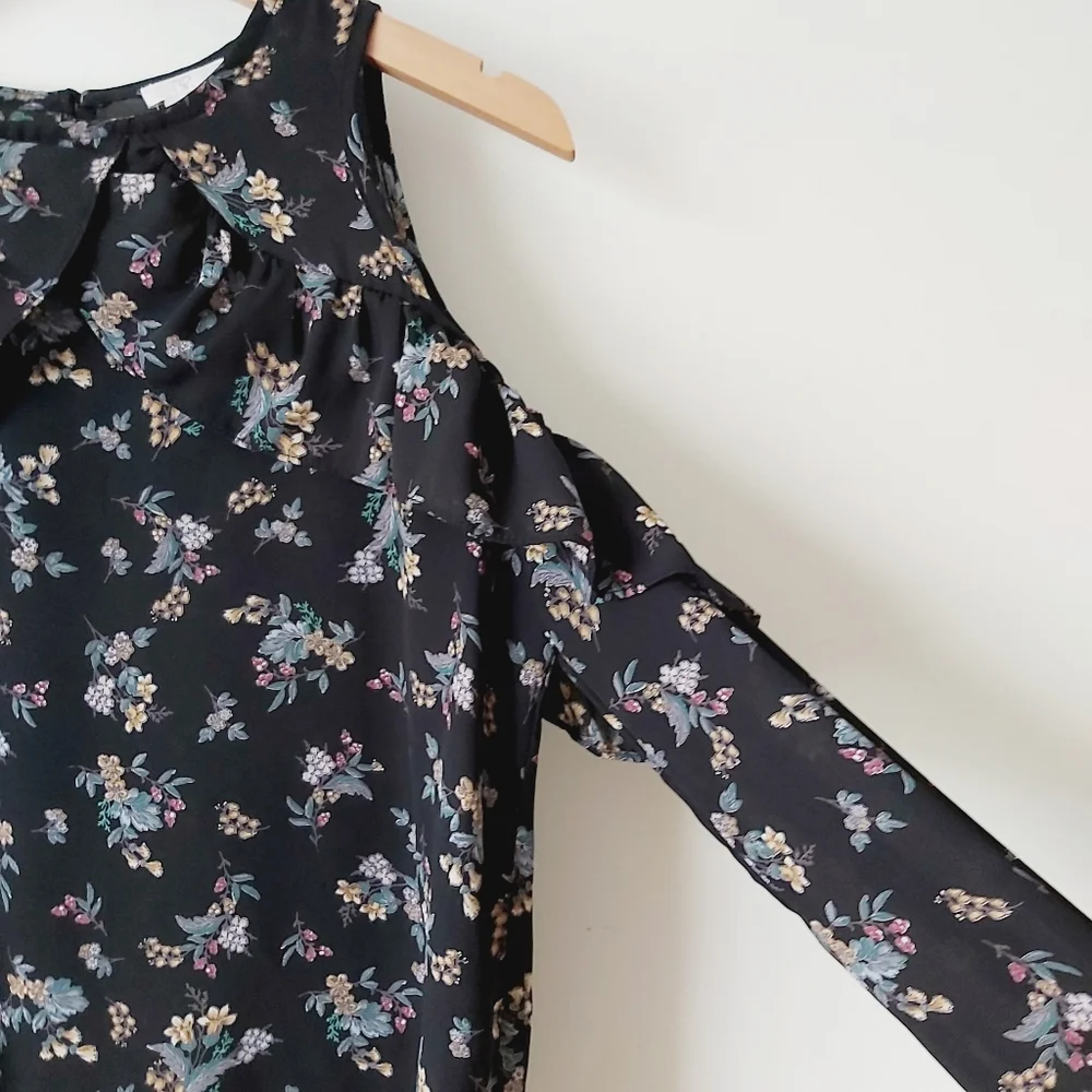 ✨Floral Nordstrom Cold Shoulder Top - Picture 3 of 15